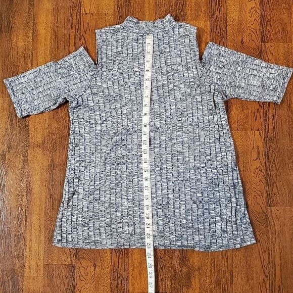 Snap Womens Sz L Cold Shoulder Top Gray Knit - Picture 8 of 8